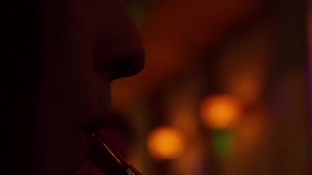 En ung flicka röker en hookah och andas ut rök. Närbild — Stockvideo