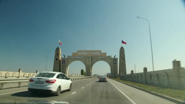 Triomfpoort bij de ingang van de stad Grozny. Het uitzicht vanuit de auto. — Stockvideo