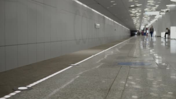 Új modern fényes metróállomás Moszkvában. Időintervallum. — Stock videók