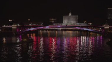 Moskova 'daki Smolensky metro köprüsü ışıkla parıldıyor