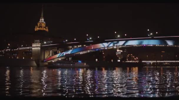 Smolenskijs tunnelbanebro i Moskva skimrar med bakgrundsbelysning — Stockvideo