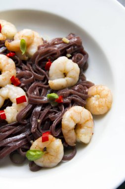 Karides, karides, beyaz masa, gri arka plan siyah pirinç noodle. 