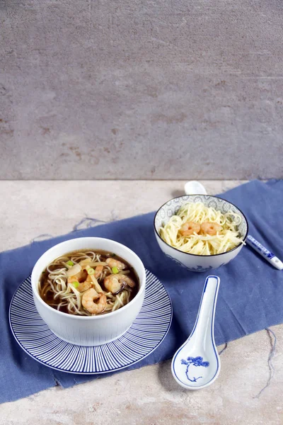 Karides, bej renkli arka plan, beyaz ve mavi plakalı Çin çorbası.