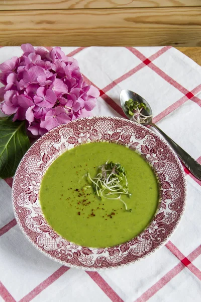 Grüne Erbsensuppe Auf Altem Teller Weiße Tischdecke Rosa Hortensie — Stockfoto
