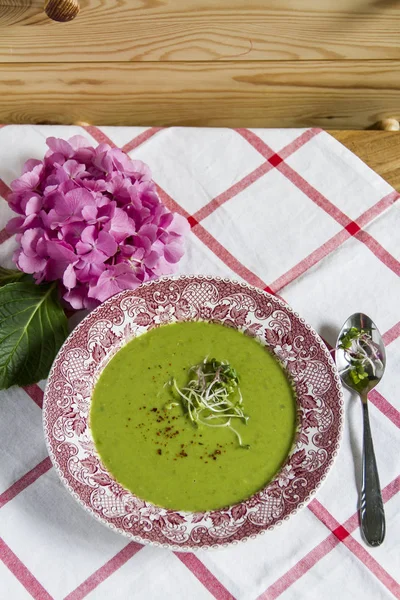 Grüne Erbsensuppe Auf Altem Teller Weiße Tischdecke Rosa Hortensie — Stockfoto