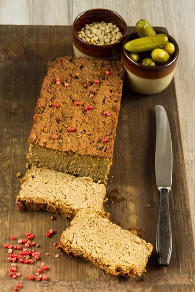 Ev yapımı vegan mercimek ezme. Salatalık turşusu, ahşap tahta. Dikey. 