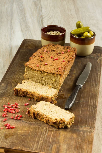 Ev yapımı vegan mercimek ezme. Salatalık turşusu, ahşap tahta. Dikey. 