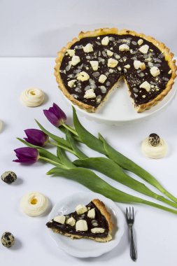 Mazurek - geleneksel Paskalya kek--dan Polonez ya. Beyaz arka plan, Lale. 