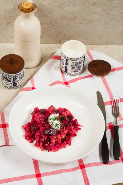Risotto beetroots, pancar. Bej renkli arka plan, beyaz tabaklar.
