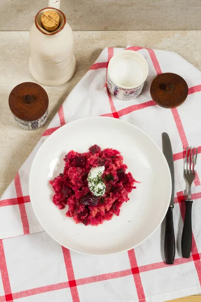 Risotto beetroots, pancar. Bej renkli arka plan, beyaz tabaklar.