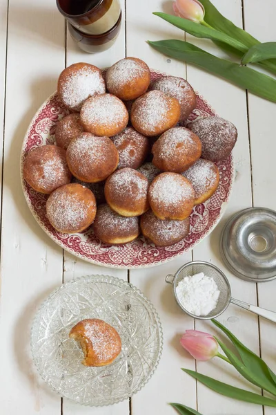 Lehçe çörek, çörek. Ahşap masa, beyaz arka plan. 