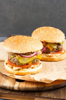 Taze organik beyaz ve mor karnabahar, brokoli, romanesco. Ahşap masa, kase, ahşap kesme tahtası.