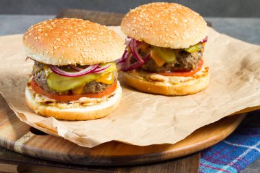 Taze organik beyaz ve mor karnabahar, brokoli, romanesco. Ahşap masa, kase, ahşap kesme tahtası.