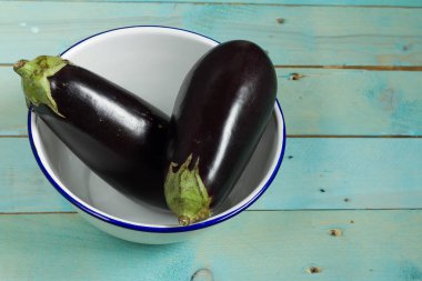 Patlıcan, mavi ahşap tablo. Yakın çekim.