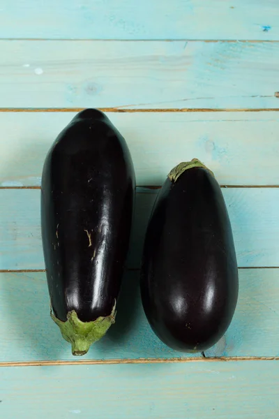 Patlıcan, mavi ahşap tablo. Yakın çekim.