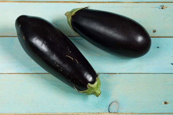 Patlıcan, mavi ahşap tablo. Yakın çekim.