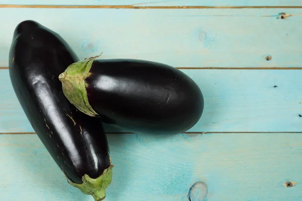 Patlıcan, mavi ahşap tablo. Yakın çekim.