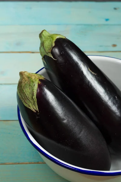 Aubergines Houten Blauwe Tafel Close — Stockfoto