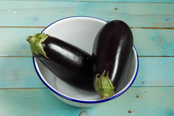 Patlıcan, mavi ahşap tablo. Yakın çekim.