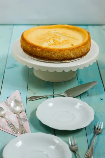 Tarta Queso Con Mantequilla Asada Mesa Madera Azul Platos Blancos — Foto de Stock