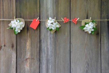 Kırmızı kalp ve çiçekli elma ağacı ahşap arka plan üzerinde. Aşk.