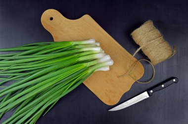 Bir demet yeşil soğan bir gemide. Üstten Görünüm.