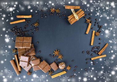 Çikolata, tarçın, yıldız anason ve şeker. Yıldızlar ve kar taneleri.