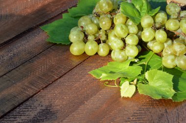 Üzüm yaprakları üzerinde ahşap arka plan ile demet