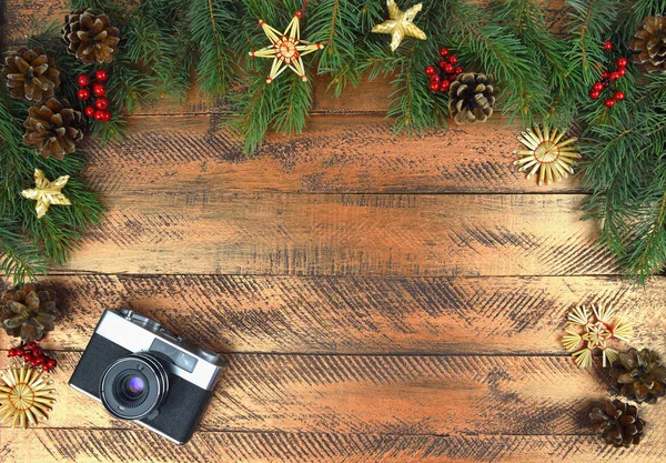 Câmera velha e ramos de uma árvore de Natal. e ouropel  .. — Fotografia de Stock