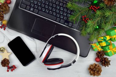 Noel melodiler. Akıllı telefon ve kulaklık bir ahşap backgro