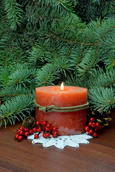 Árbol de Navidad y vela ardiente de Navidad.Estilo rústico . — Foto de Stock