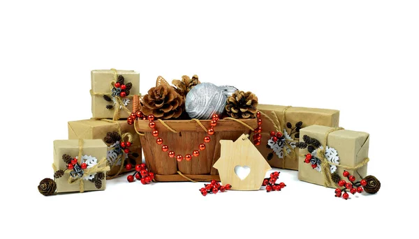 Рождественская куча подарков и мишуры / изолированные / . — стоковое фото