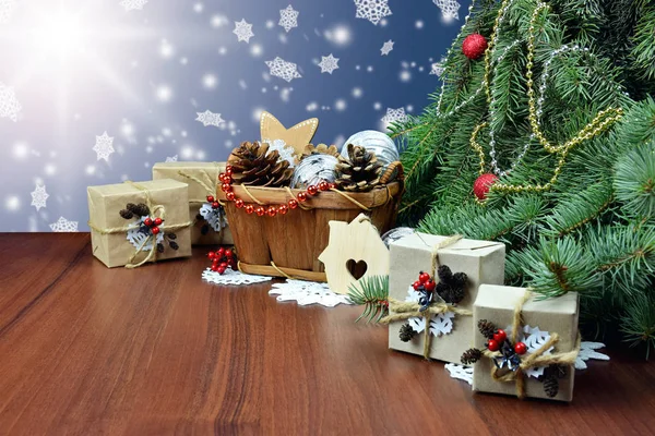 Рождественские подарки и украшения под ветками Рождества — стоковое фото