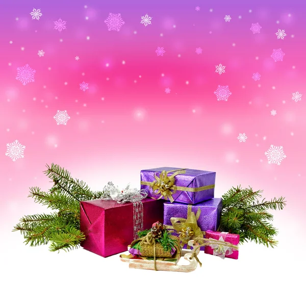 Рождественский снег и подарки. Сани с подарками. Сельский стиль. Карточка . — стоковое фото