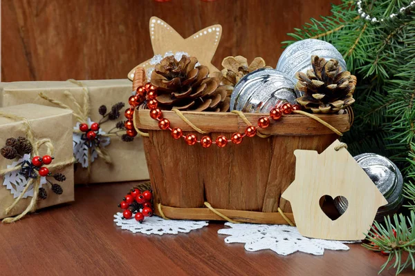 Рождественские подарки и декор - праздничная открытка — стоковое фото