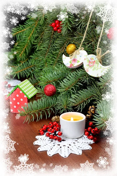 Праздничная композиция с елкой и горящей свечой. ca — стоковое фото