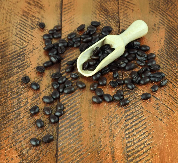 Grãos de café no fundo de madeira velho. Close-up . — Fotografia de Stock