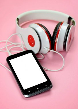 Headfones ve pembe bir arka plan üzerinde smartphone.