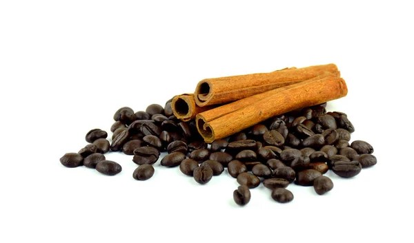 Ziarna kawy i paluszki cynamonu. — Zdjęcie stockowe
