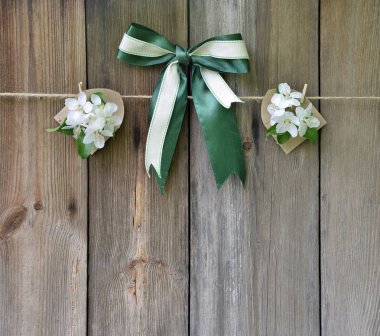 Çiçek açması elma ve ahşap arka plan üzerinde yay.