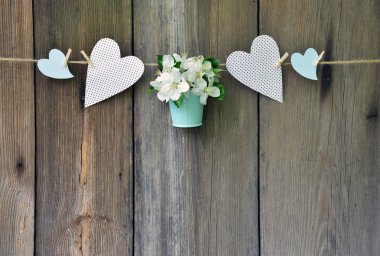 Çiçek açması elma sepeti ve ahşap arka plan üzerinde kalp.