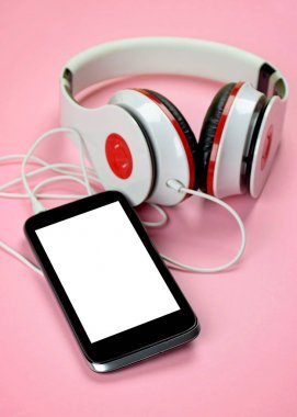 Headfones ve pembe bir arka plan üzerinde smartphone.