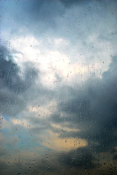 Vacker sommarstorm. Bakgrund. Vattendroppar på glaset. — Stockfoto