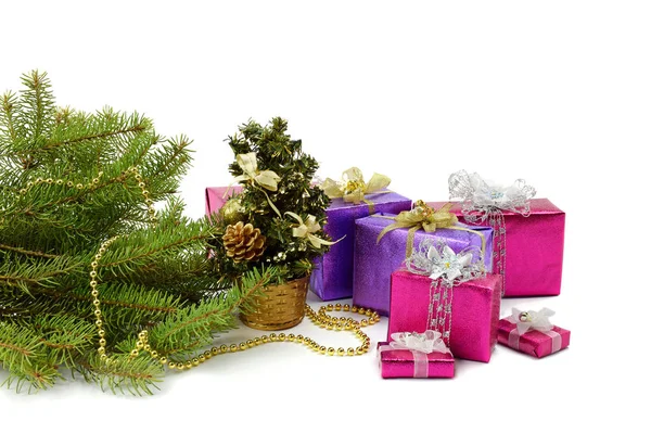 明亮的礼品盒和圣诞树枝. — 图库照片