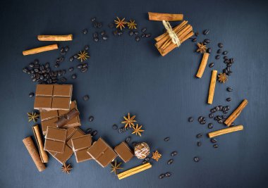Tarçın, kahve, çikolata. Tatlı diş için arka plan.