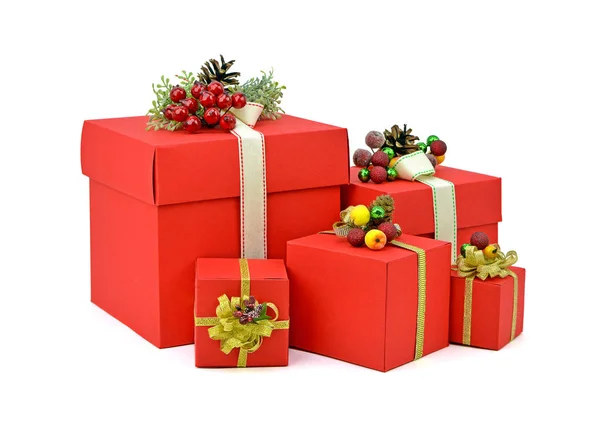 Piros ajándék dobozok. Karácsonyi. Új év. Szigetelés. — Stock Fotó