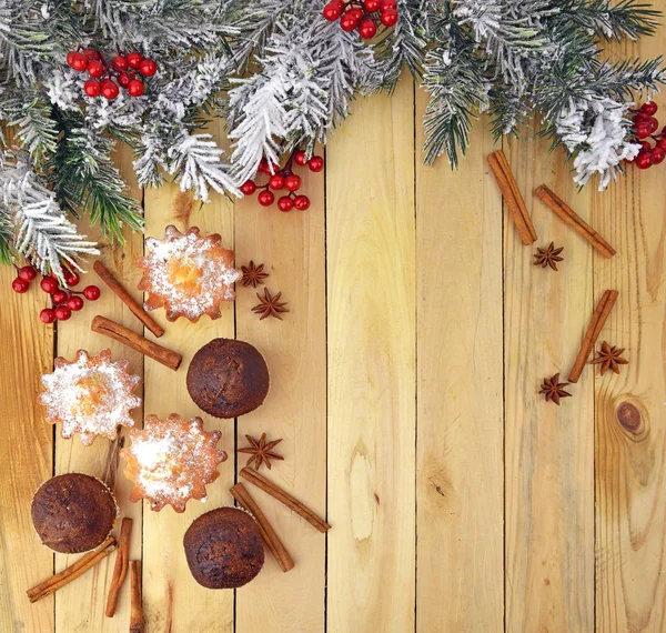 Рождественская елка и домашние торты. На деревянном фоне. Кос — стоковое фото