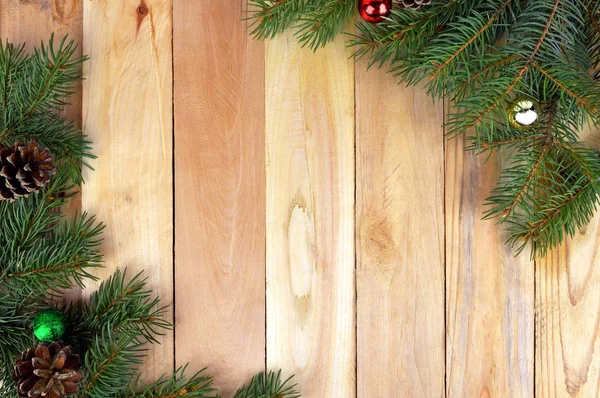 Fundo de madeira de Natal com árvore de Natal e cones de pinho . — Fotografia de Stock