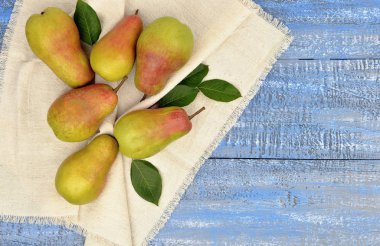 Olgun armut yapraklarda ahşap arka plan ile. Tarım. Vi