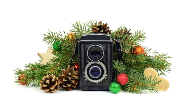 Starý fotoaparát a vánoční stromeček. Izolovaný. — Stock fotografie